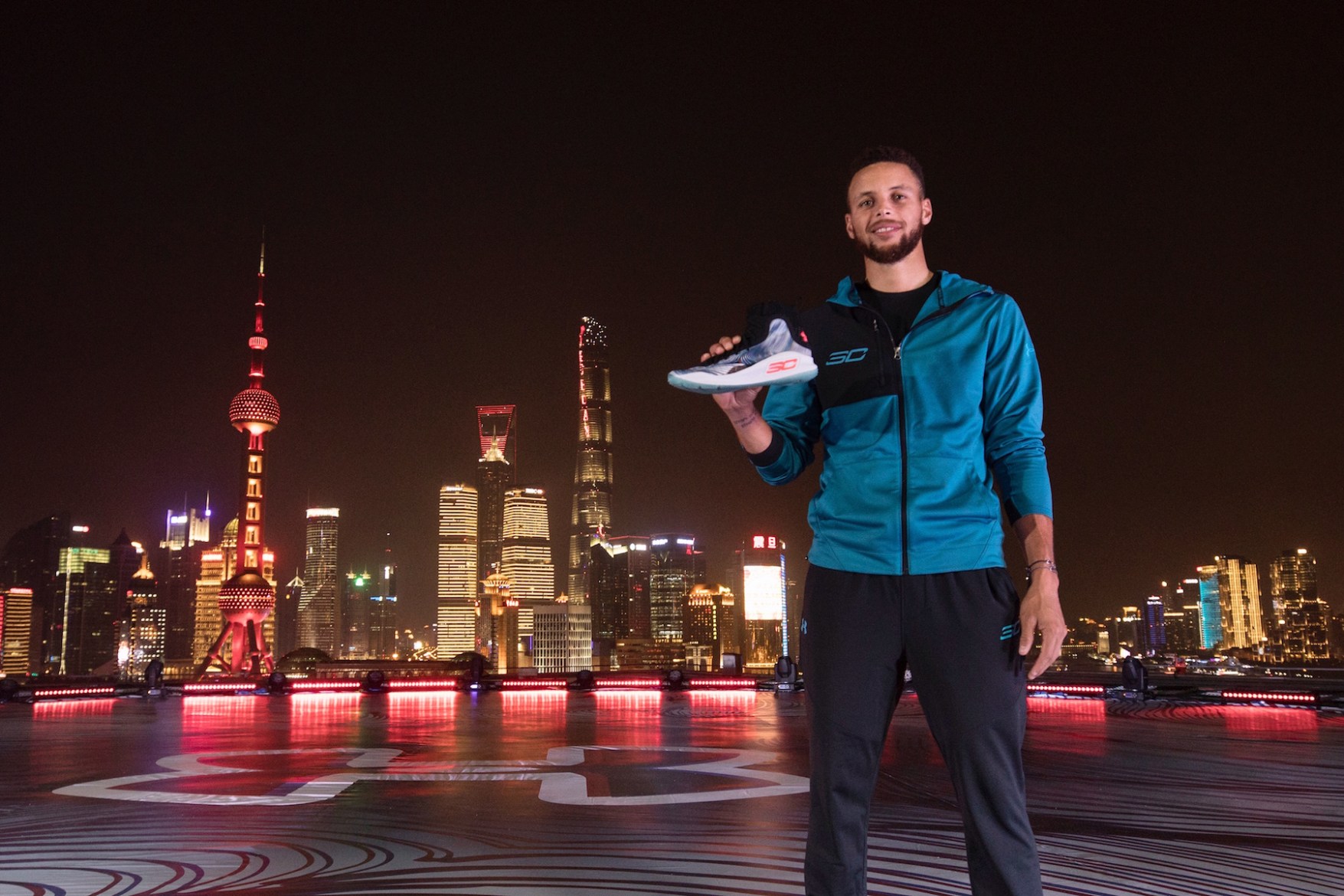 Stephen Curry 亮相上海发布全新签名球鞋 Under Armour Curry 4 中国配色