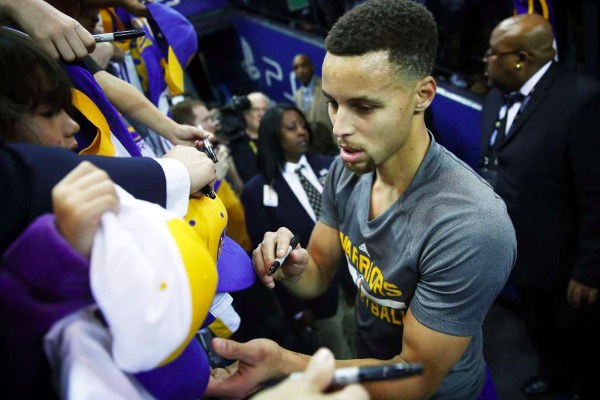 Stephen Curry 粉丝疑似递上假鞋索取签名