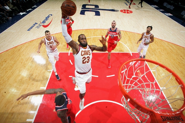 LeBron James 成为联盟史上达成 29,000 分的最年轻球员