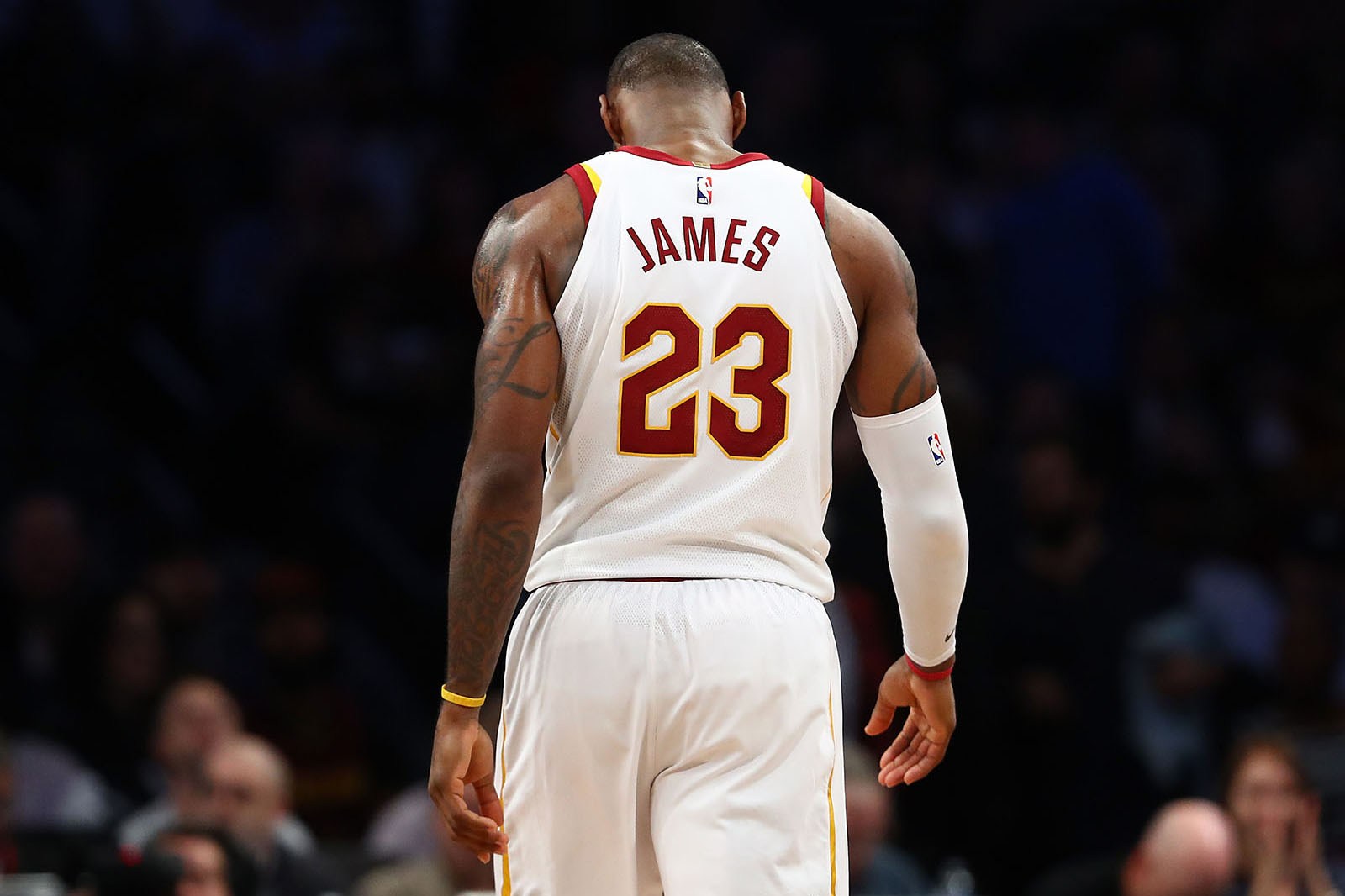 带伤出战！LeBron James 首战后失利后因拳击黑板而导致右手骨挫伤