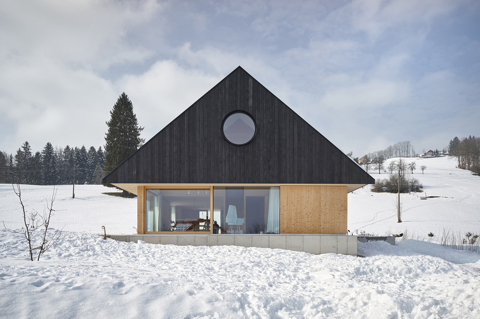 走进奥地利北部群山环绕的极简住宅「House With Gable」