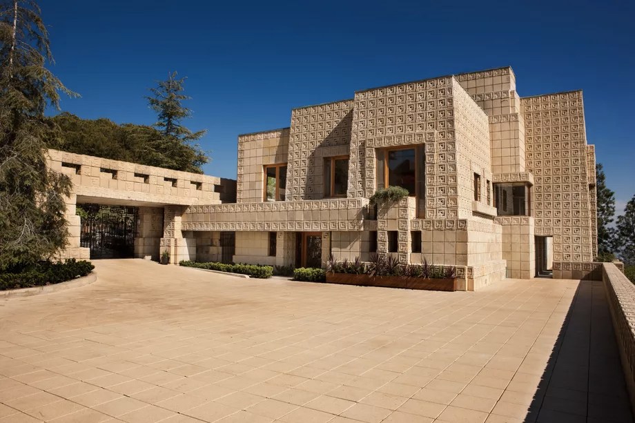 Frank Lloyd Wright 标志性 Ennis House 以 $2,300 万美元价格出售