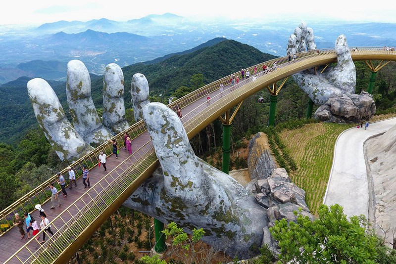 越南峴港 Golden Bridge 以巨型石手成为新景点