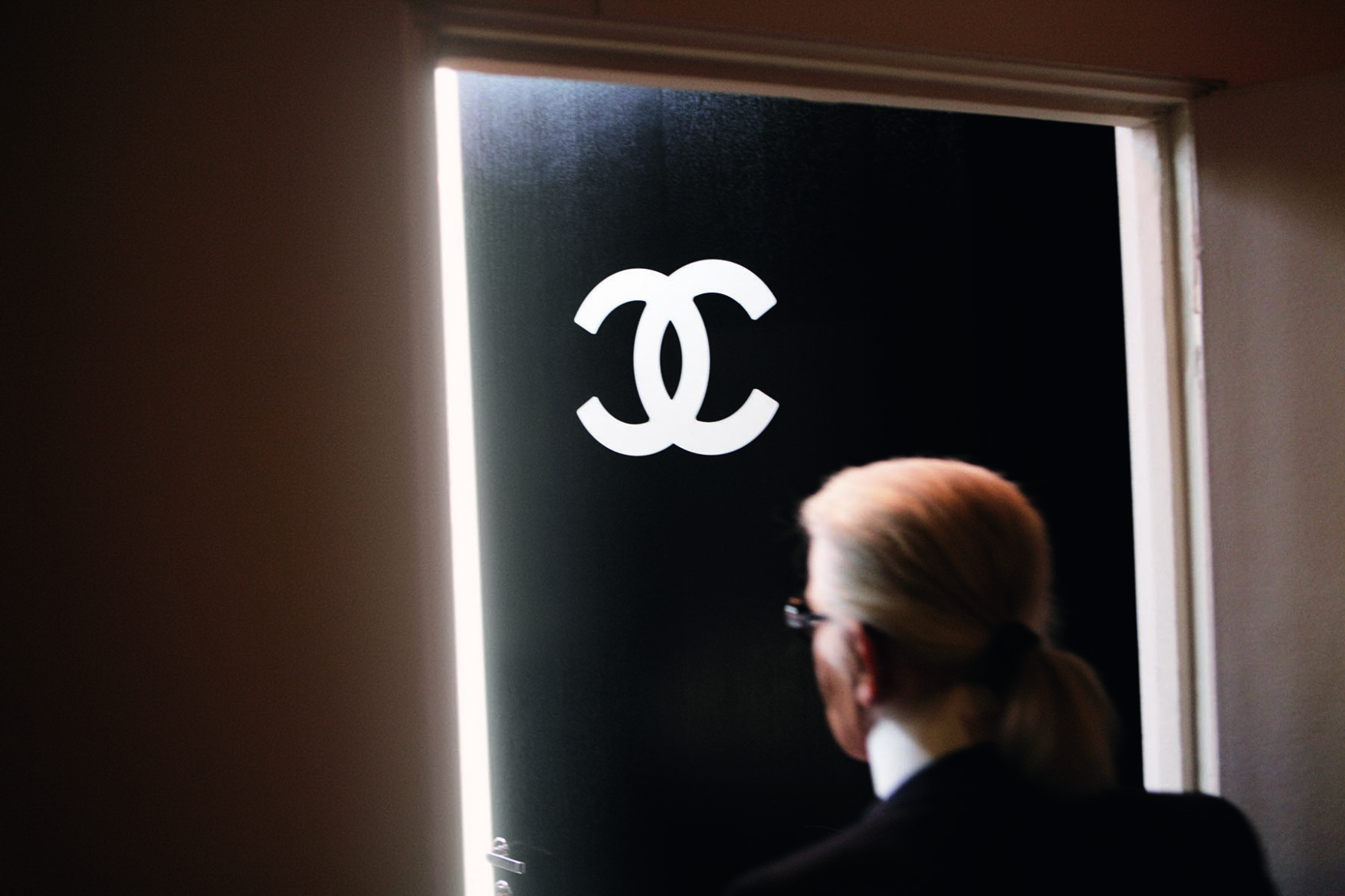 Chanel 推出《CHANEL - FINAL FITTINGS AND BACKSTAGE》影集