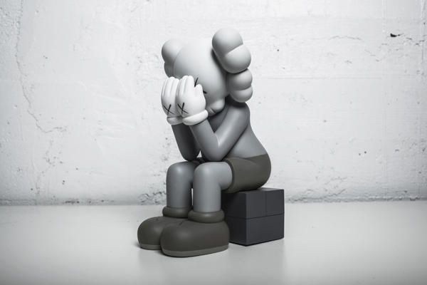 KAWS 暗示「Passing Through」搪胶玩偶即将回归