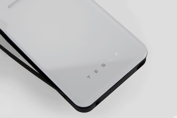 Tesla 手机无线充电器因市场需求太大而下调定价？
