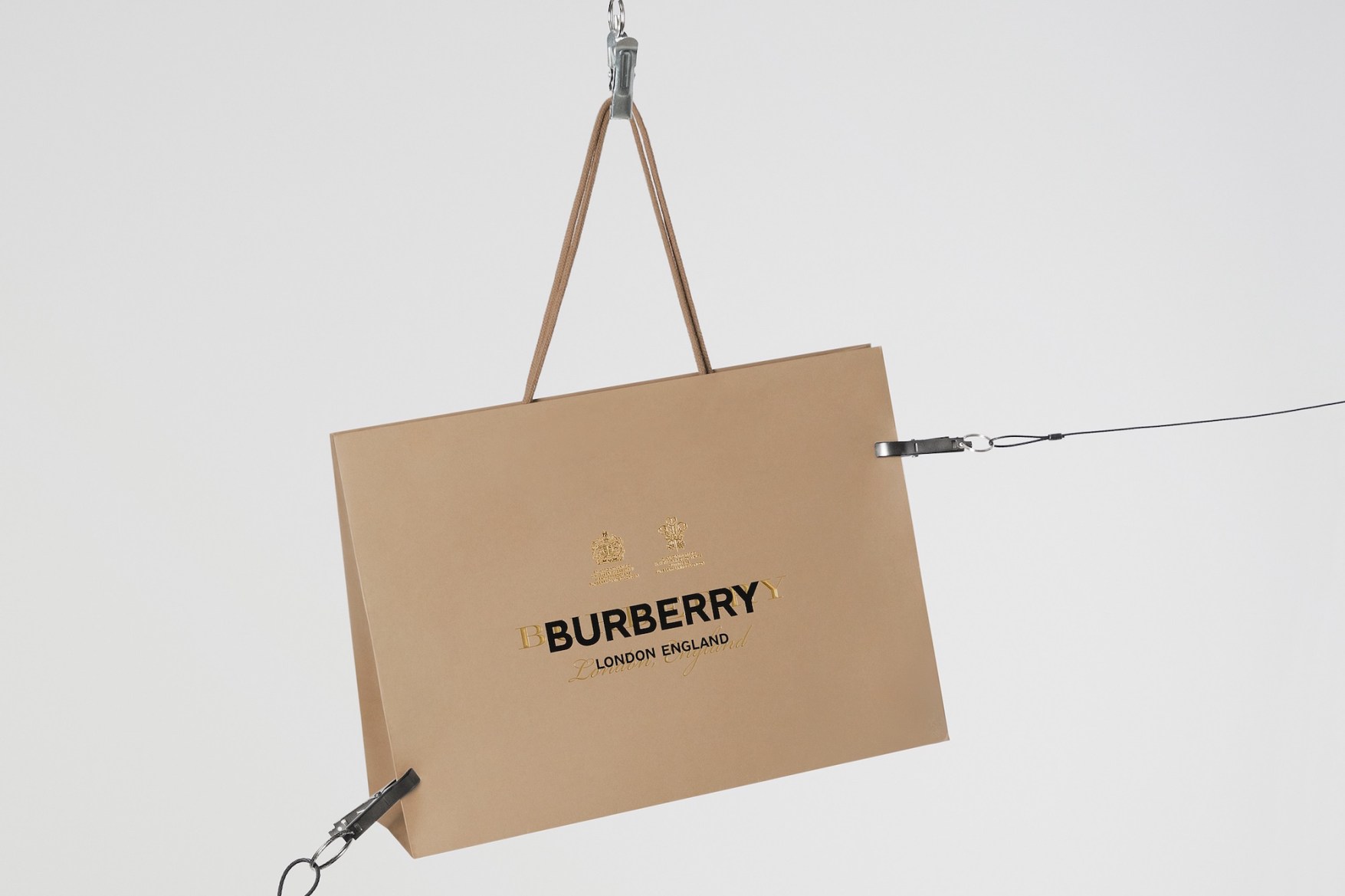 Burberry 宣布 Riccardo Tisci 首个系列单品将以一系列「仅限 24 小时发售」的形式推出