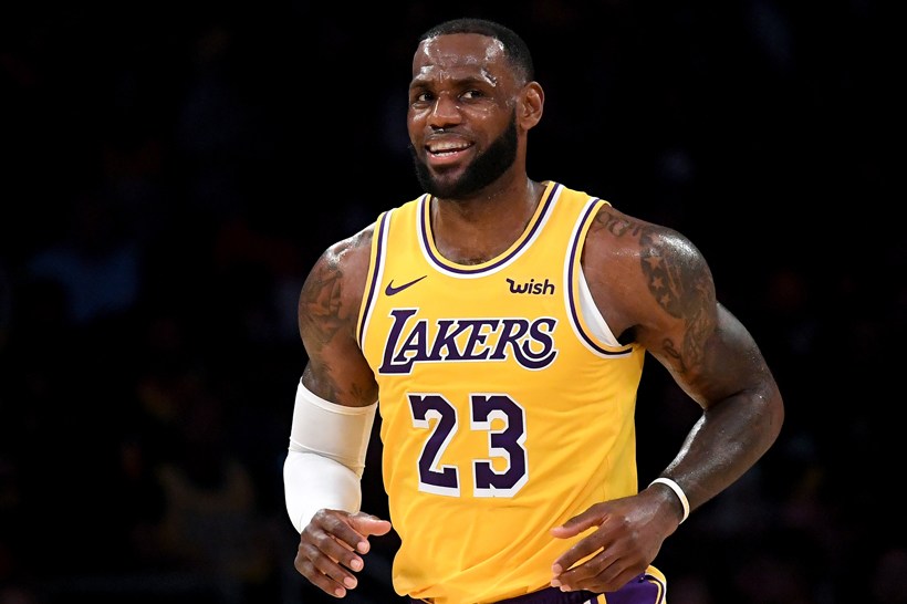 LeBron James 首登 Staples Center 接受 Lakers 球迷欢呼