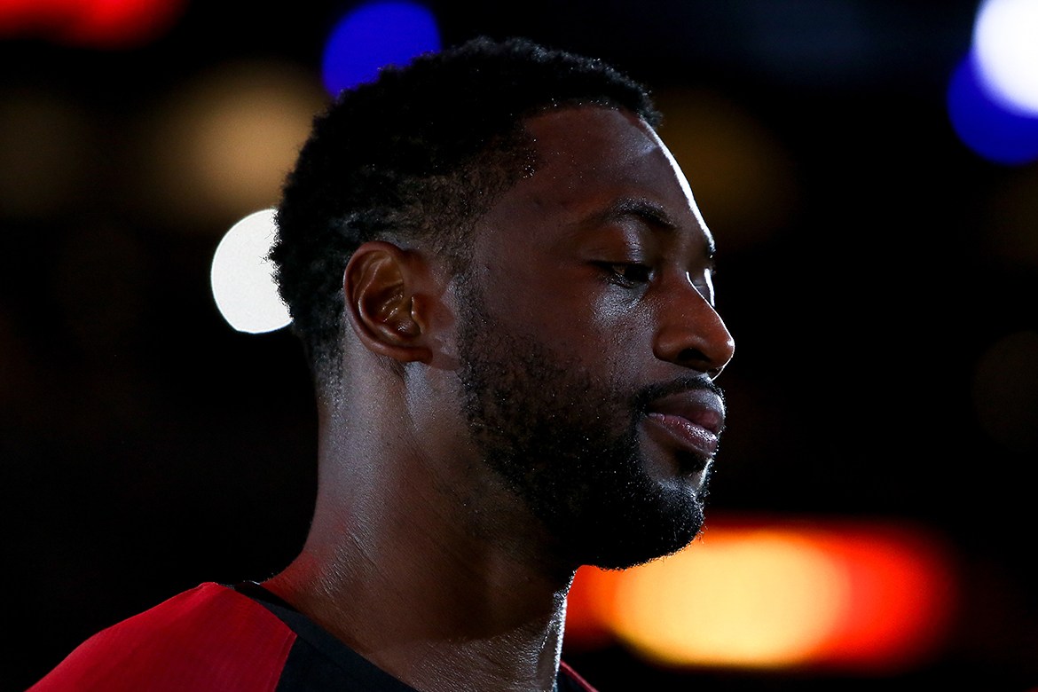 Vince Cater 与 Dwyane Wade 赛后互换球衣纪念