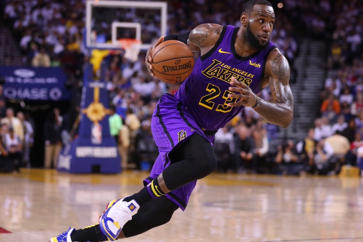 LeBron James 伤退不减士气！Lakers 睽违 6 年终于 Warriors 主场夺胜