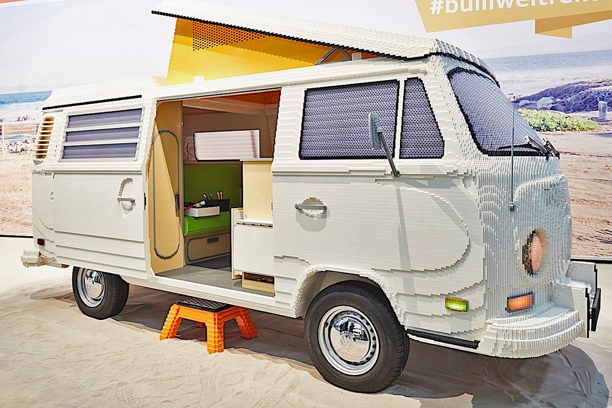 LEGO 大师以积木砌出 1:1 真实比例 Volkswagen T2 经典露营车