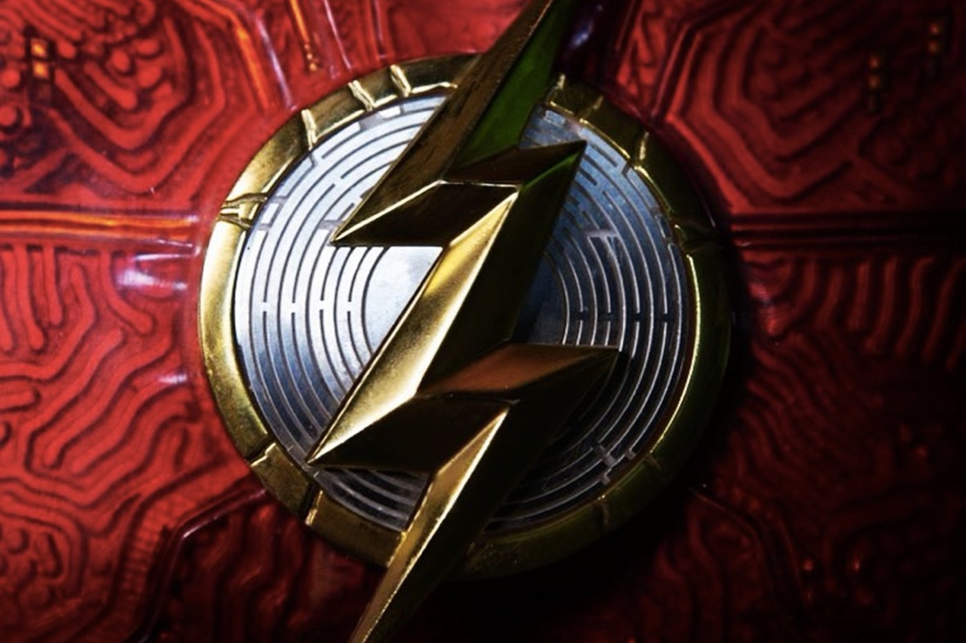 《The Flash》导演正式曝光 Ezra Miller 版本「闪电侠」最新战衣 Logo