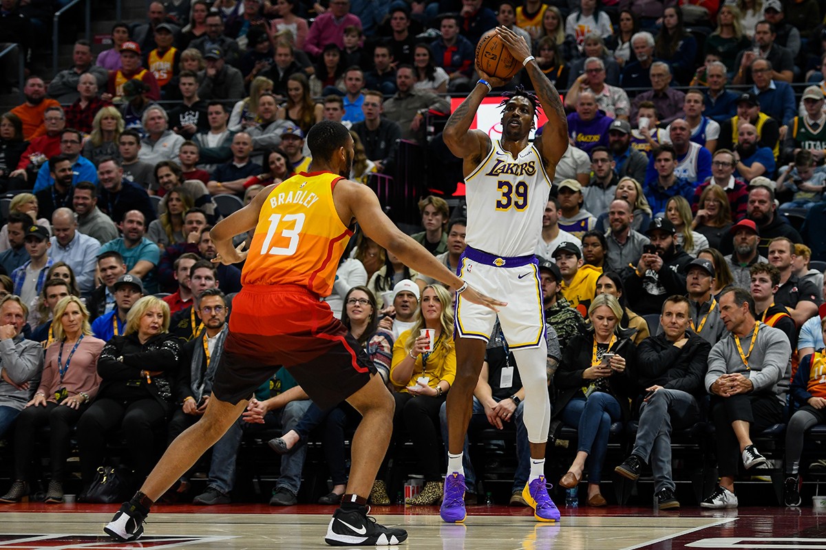 全场欢呼！Lakers 球星 Dwight Howard 投进本赛季首颗三分球