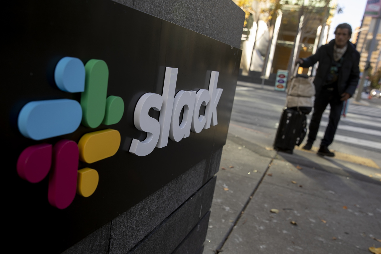 Salesforce 完成对 Slack 的收购