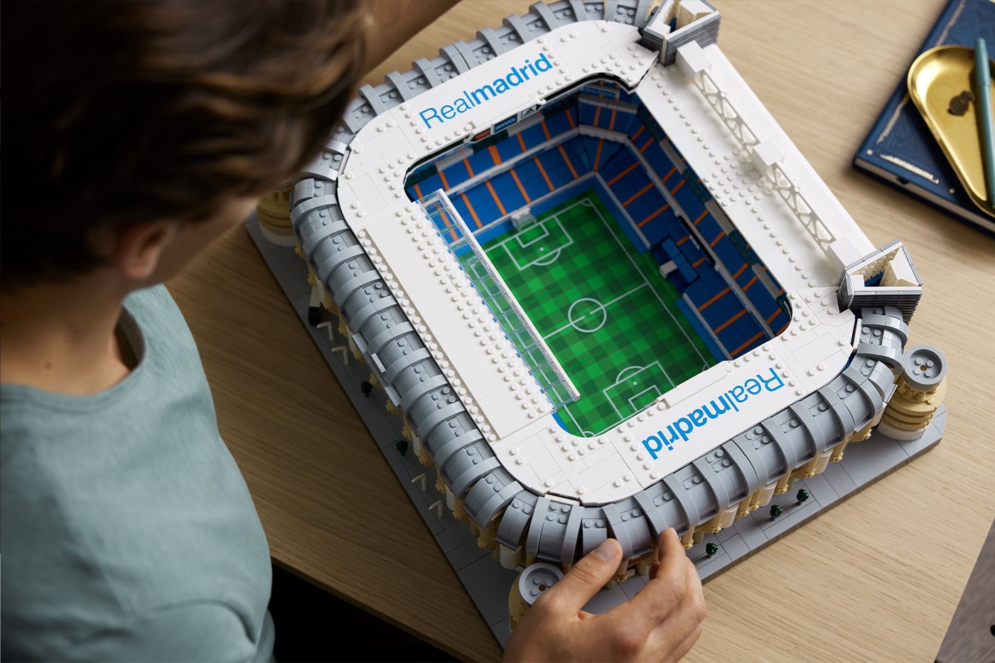 乐高 LEGO 正式发布 Real Madrid 皇家马德里队主场 Santiago Bernabéu Stadium 积木模型