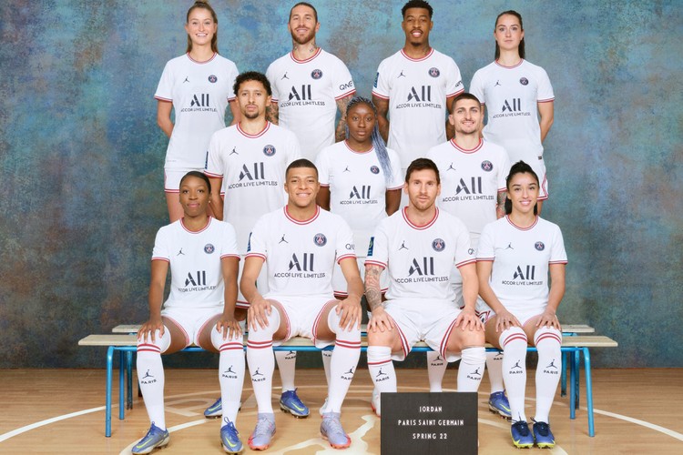 巴黎圣日耳曼足球俱乐部 Paris Saint-Germain × Jordan Brand 全新联乘系列发布