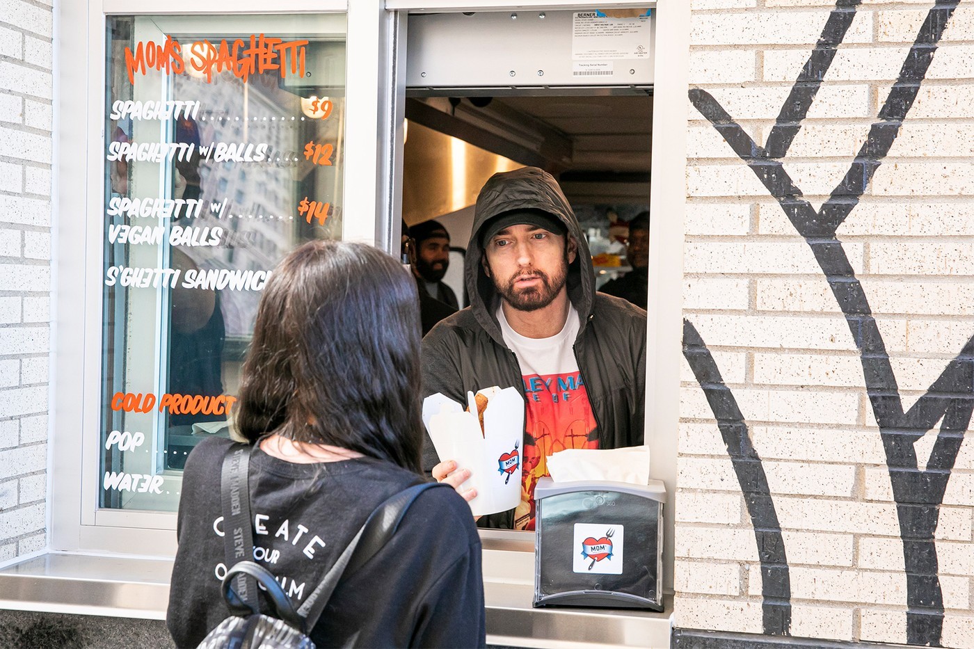 Eminem 餐厅「Mom's Spaghetti」超级杯限定洛杉矶快闪店正式开卖