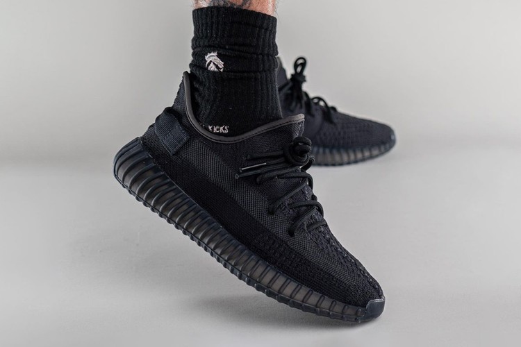 率先近赏 YEEZY BOOST 350 V2 全新配色「Onyx」鞋款上脚图辑