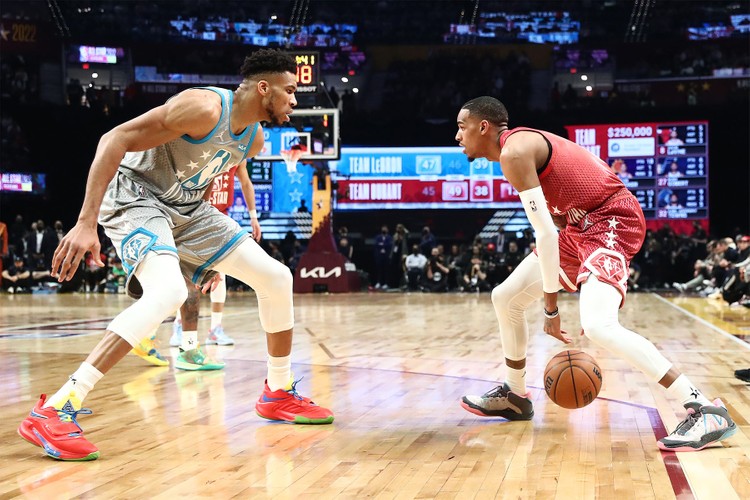 一览 NBA 2022 全明星赛各球星场上著用战靴
