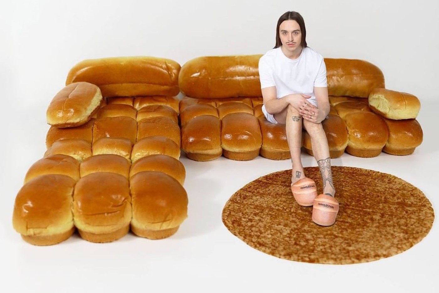 另类饶舌歌手 Tommy Cash 或将携手 Gab Bois、IKEA 推出最新联名面包沙发