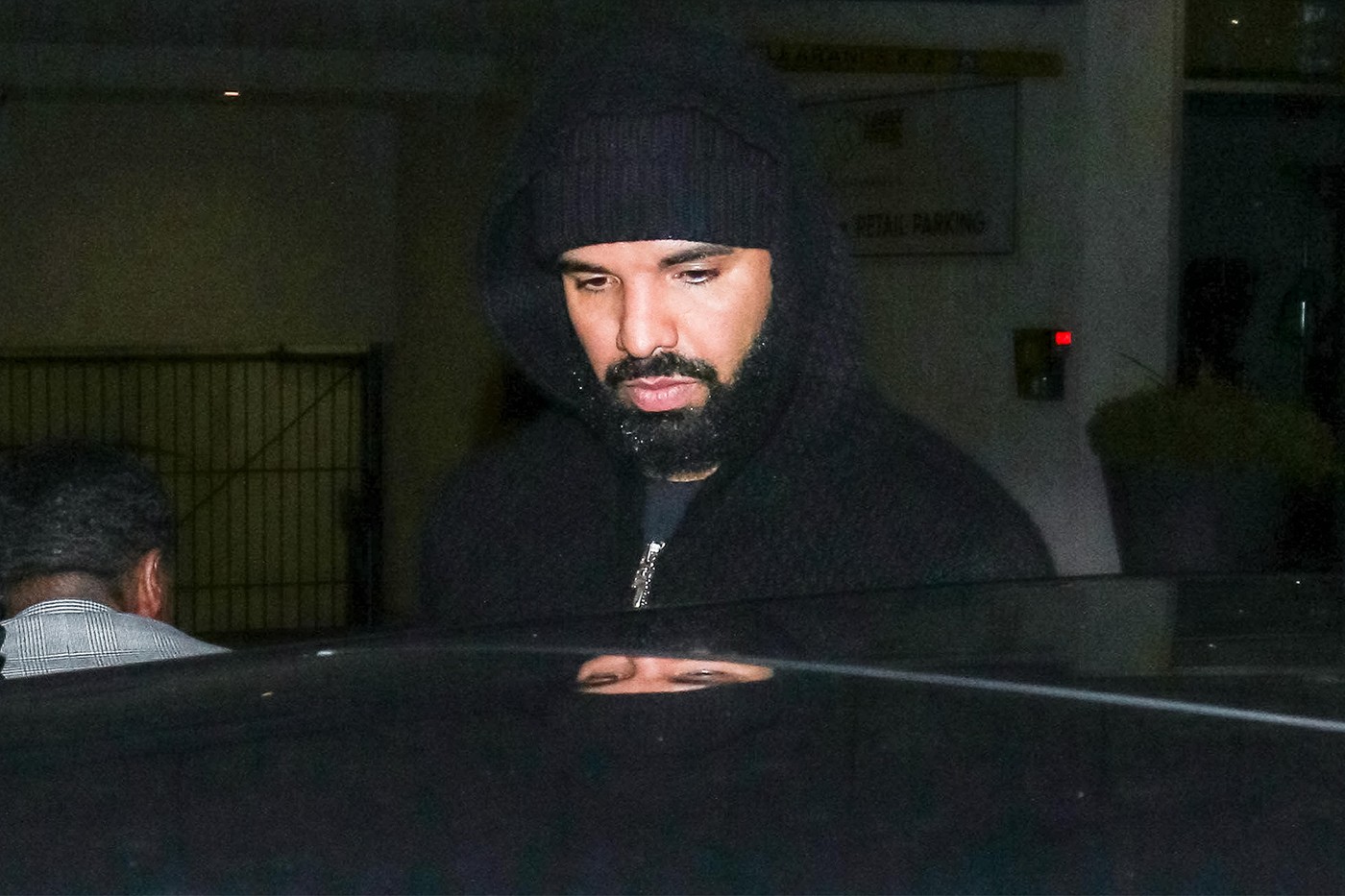 Drake 于圣诞夜多伦多街头派发大量现金