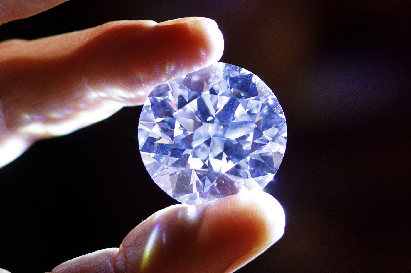 英国妇女打扫时发现一颗价值 $200 万英镑 34 克拉钻石