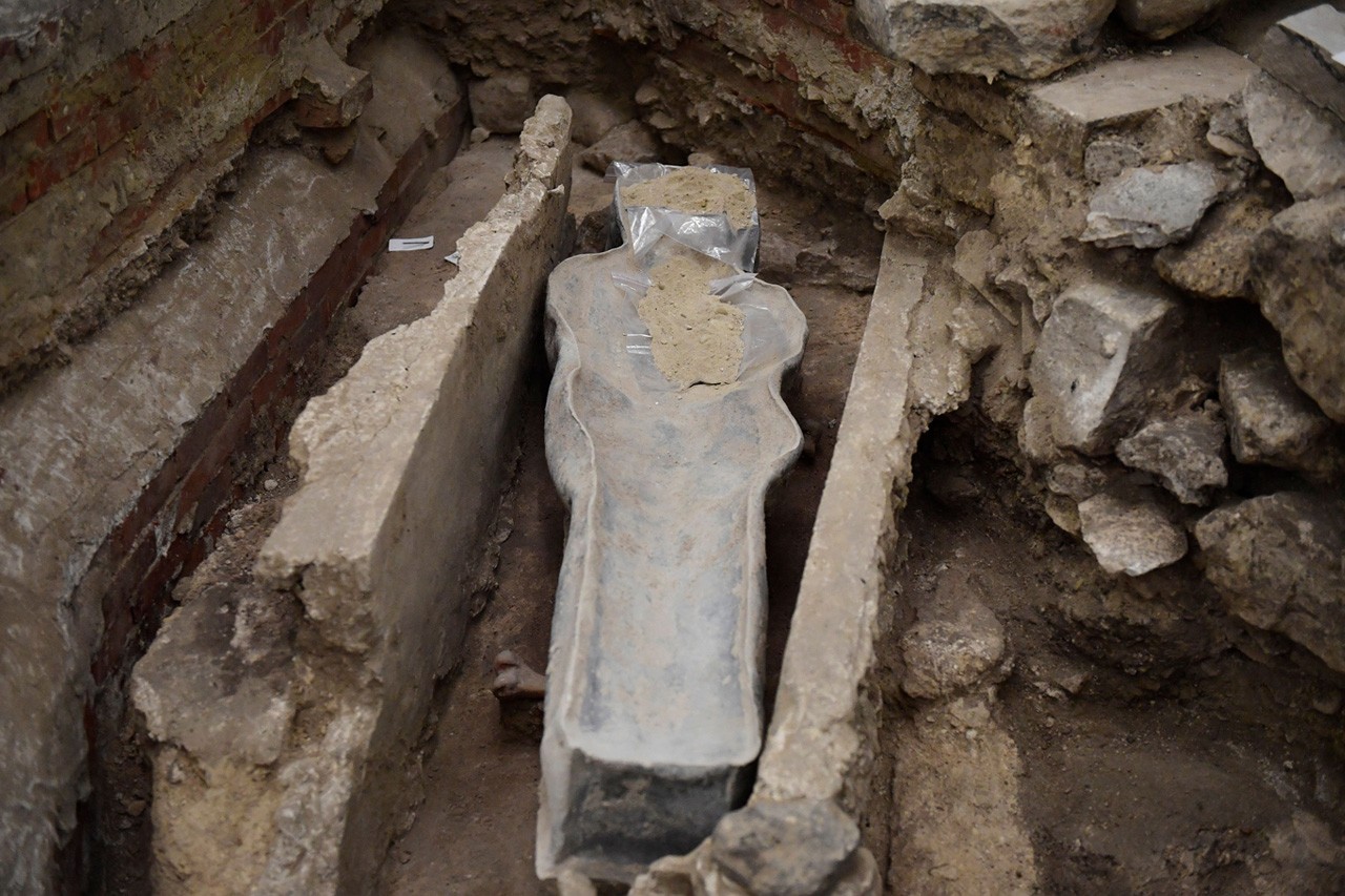 考古学家在巴黎圣母院下发现近 700 年历史铅石棺