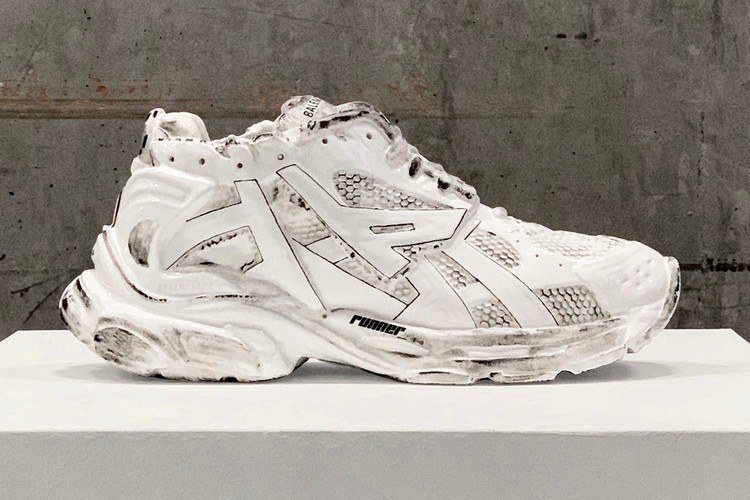 Balenciaga 推出价值 $7,290 美元的 Runner 运动鞋手工雕塑