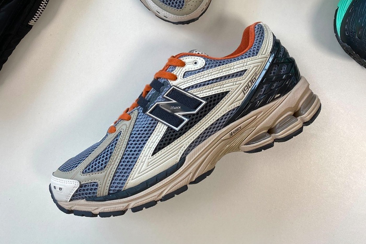 size? 率先亮相携手 New Balance 打造 1906R 鞋款全新配色