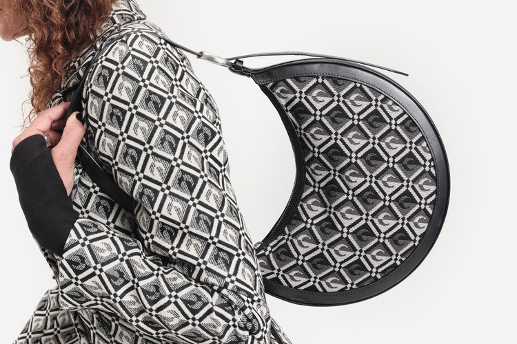 MARINE SERRE 推出全新「ECLIPS」手袋系列