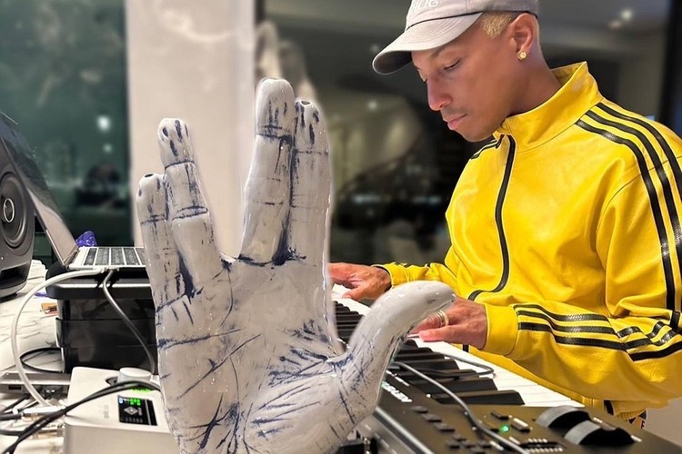 NEIGHBORHOOD 携手 Pharrell Williams 打造 Vulcan Salute 造型陶瓷线香座