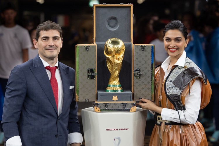 Louis Vuitton 打造 FIFA World Cup 2022「大力神杯」奖杯箱