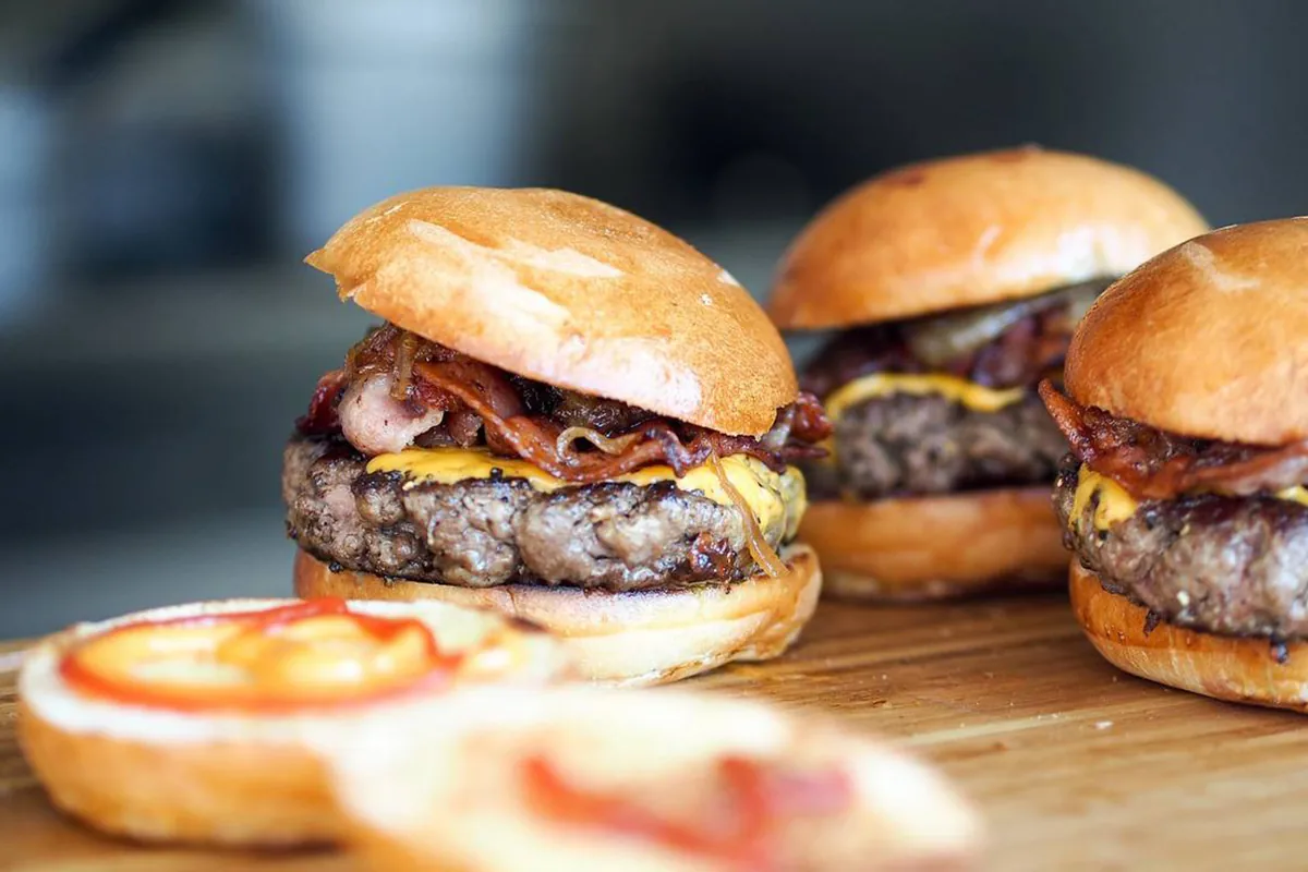 In-N-Out Burger 夺下首位！「最受欢迎连锁汉堡店」排名出炉