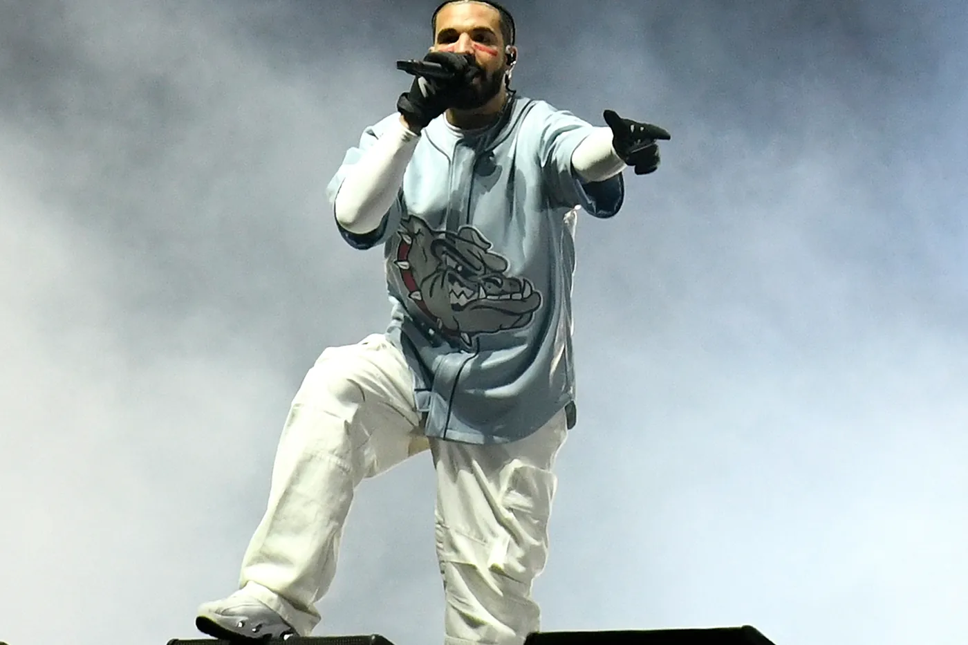 Drake 抨击 AI 生成翻唱，称「这将是压死骆驼的最后一根稻草」