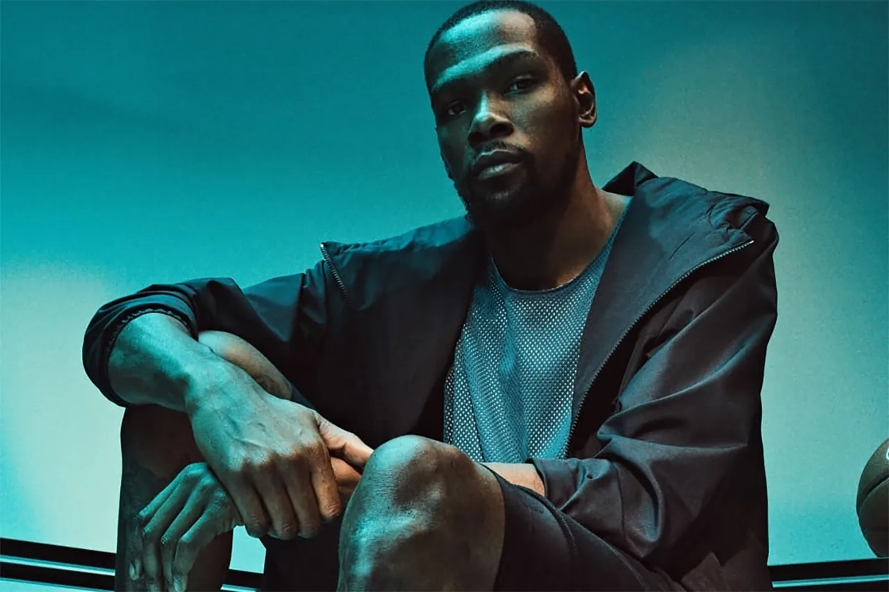 继 Michael Jordan 和 LeBron James 之后，Kevin Durant 也正式与 Nike 签订终身合约