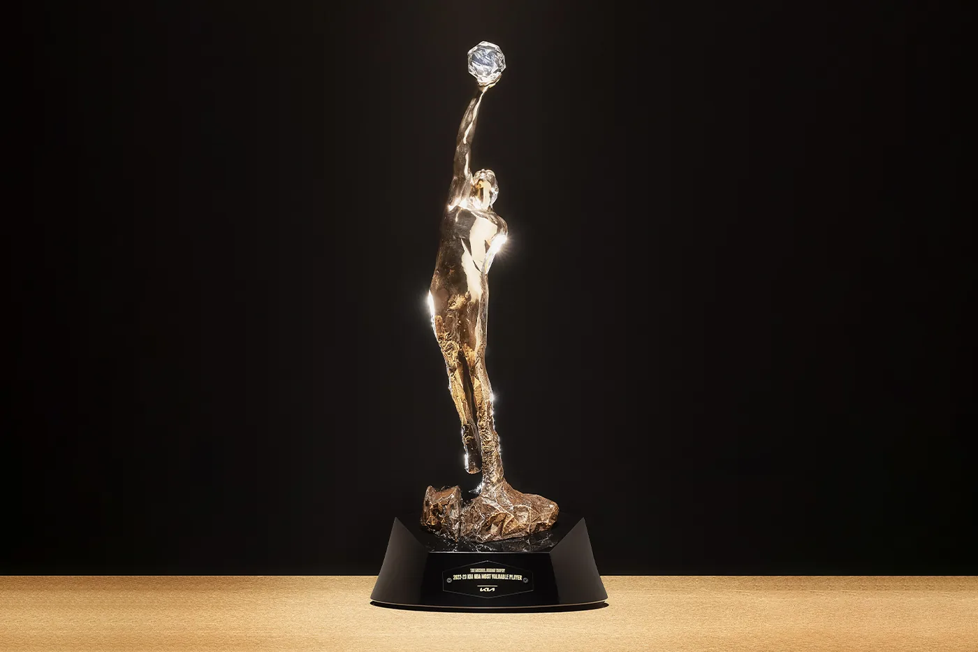率先近赏 NBA 全新常规赛 MVP 奖杯「The Michael Jordan Trophy」