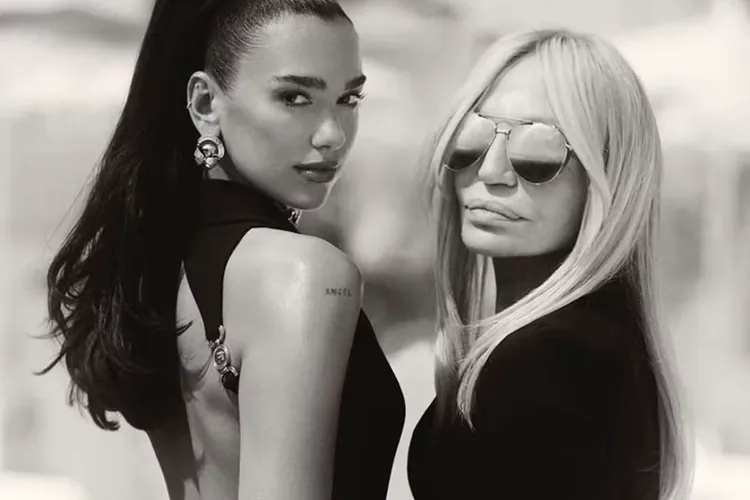Versace 正式宣布下个系列由 Donatella Versace 携手 Dua Lipa 合作打造