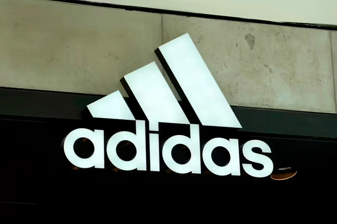 adidas 2023 年第一季度财报揭示比上年同期亏损 €4 亿欧元
