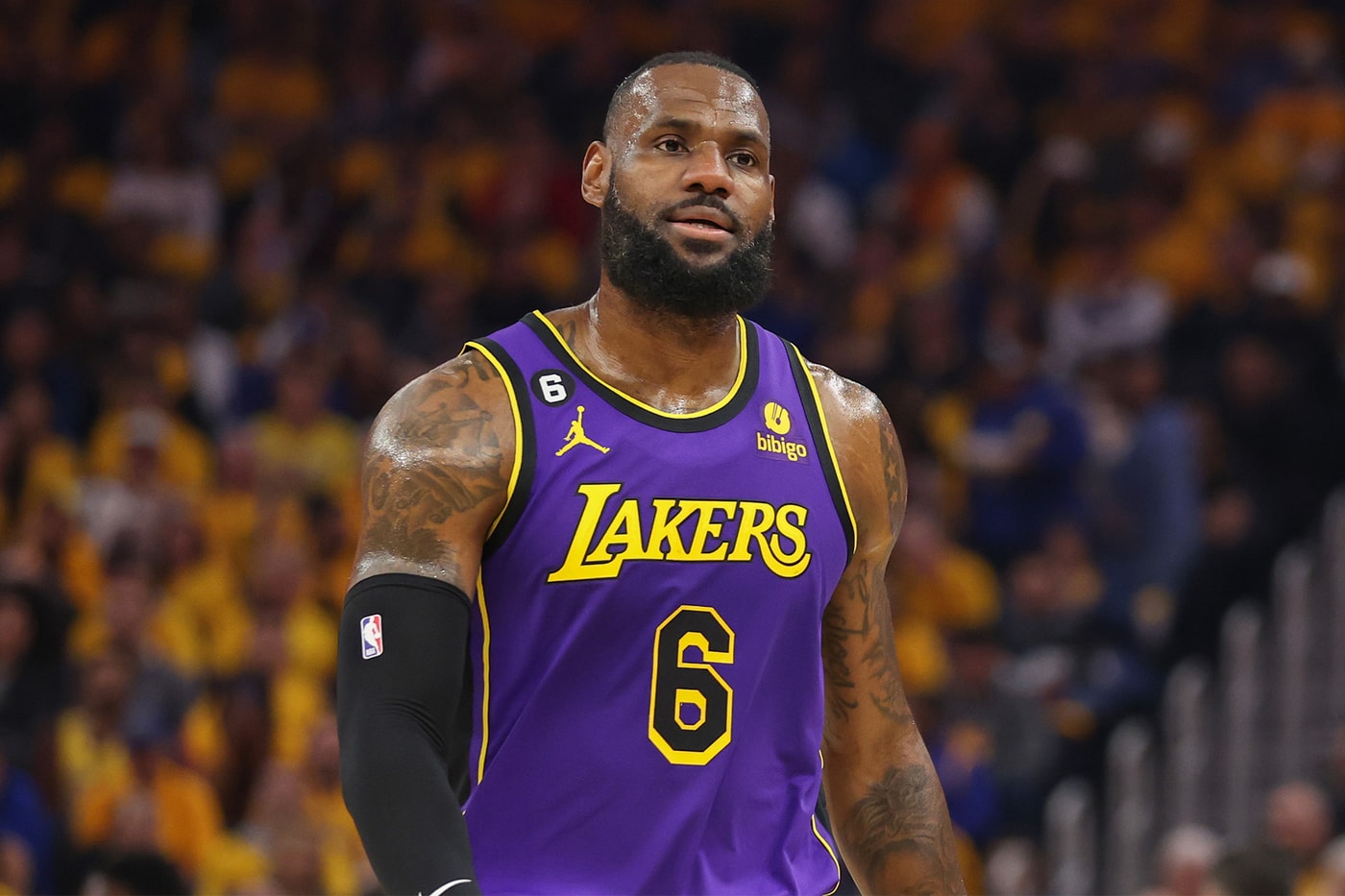 西区决赛被横扫后， 勒布朗·詹姆斯 LeBron James 正在考虑是否就此退役