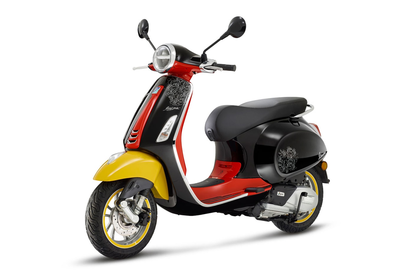 Disney 携手 Vespa 推出全新 Mickey Mouse 主题联名车型