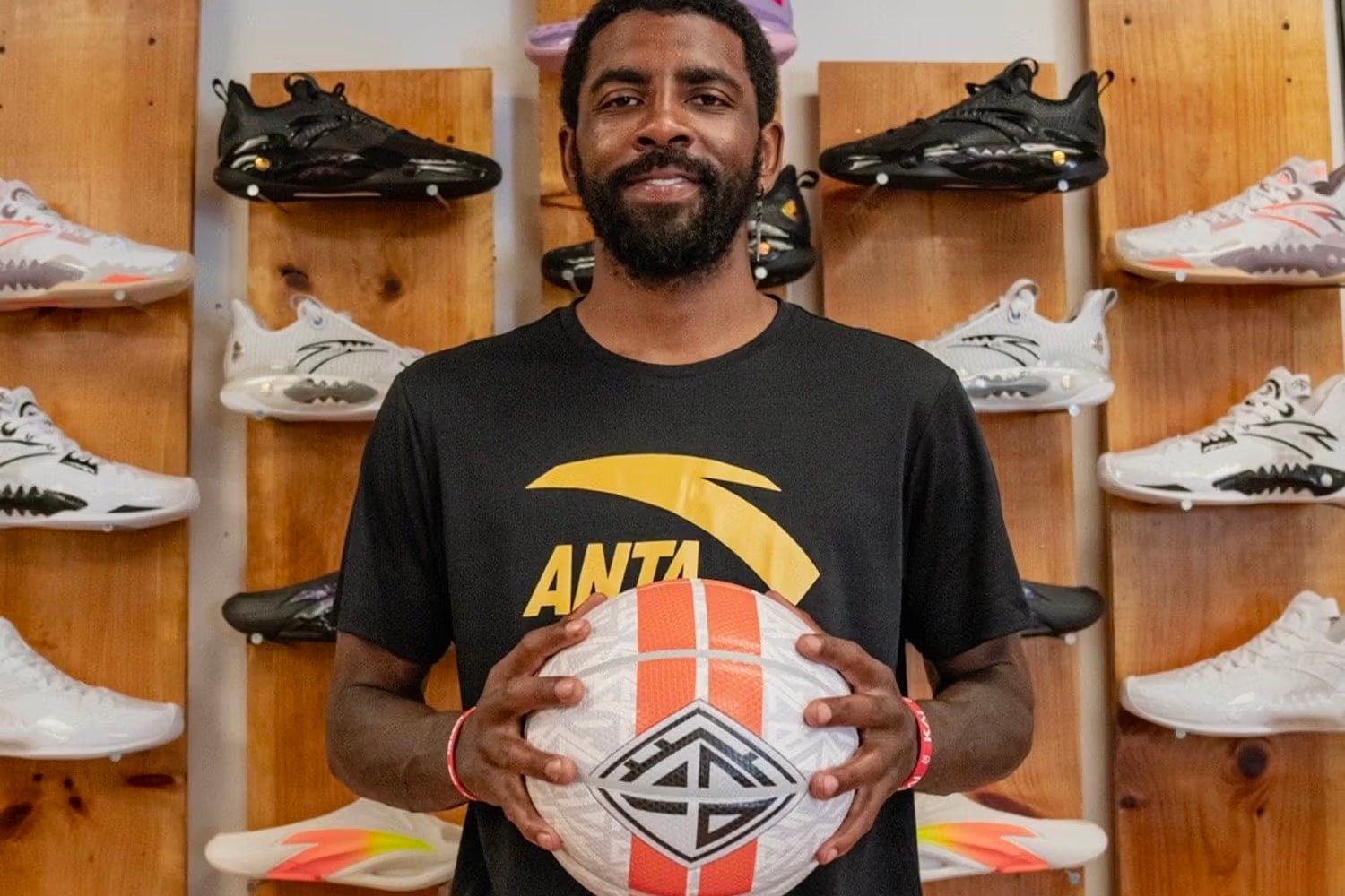 凯里·欧文 Kyrie Irving 正式与中国运动品牌安踏 ANTA 完成五年代言合约