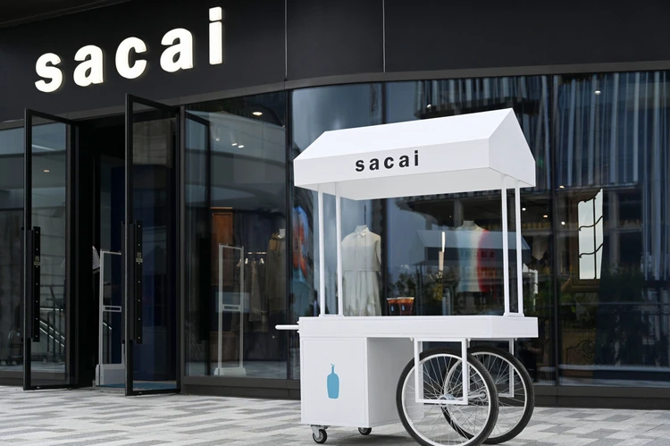 sacai 携手 Blue Bottle Coffee 推出迷你咖啡站