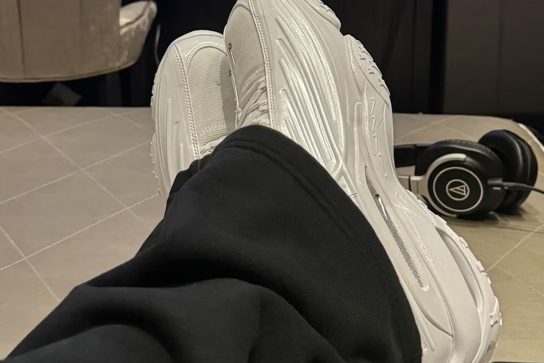Drake 率先曝光 NOCTA × Nike Hot Step 2 最新配色「White」鞋款