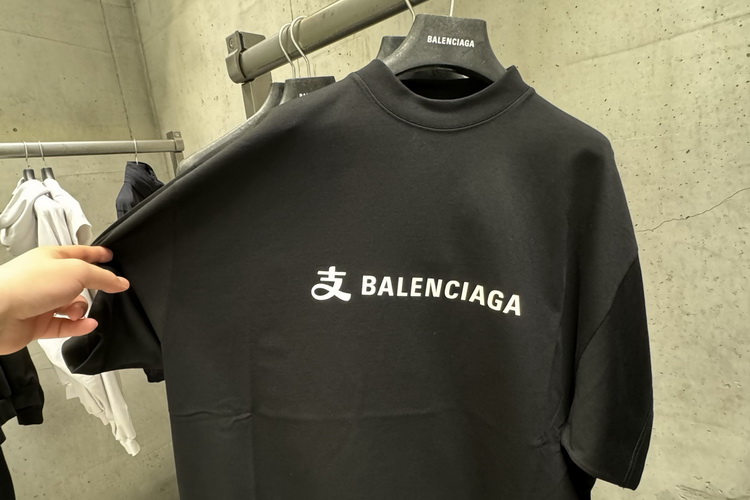 率先预览 BALENCIAGA 2025 春季系列单品