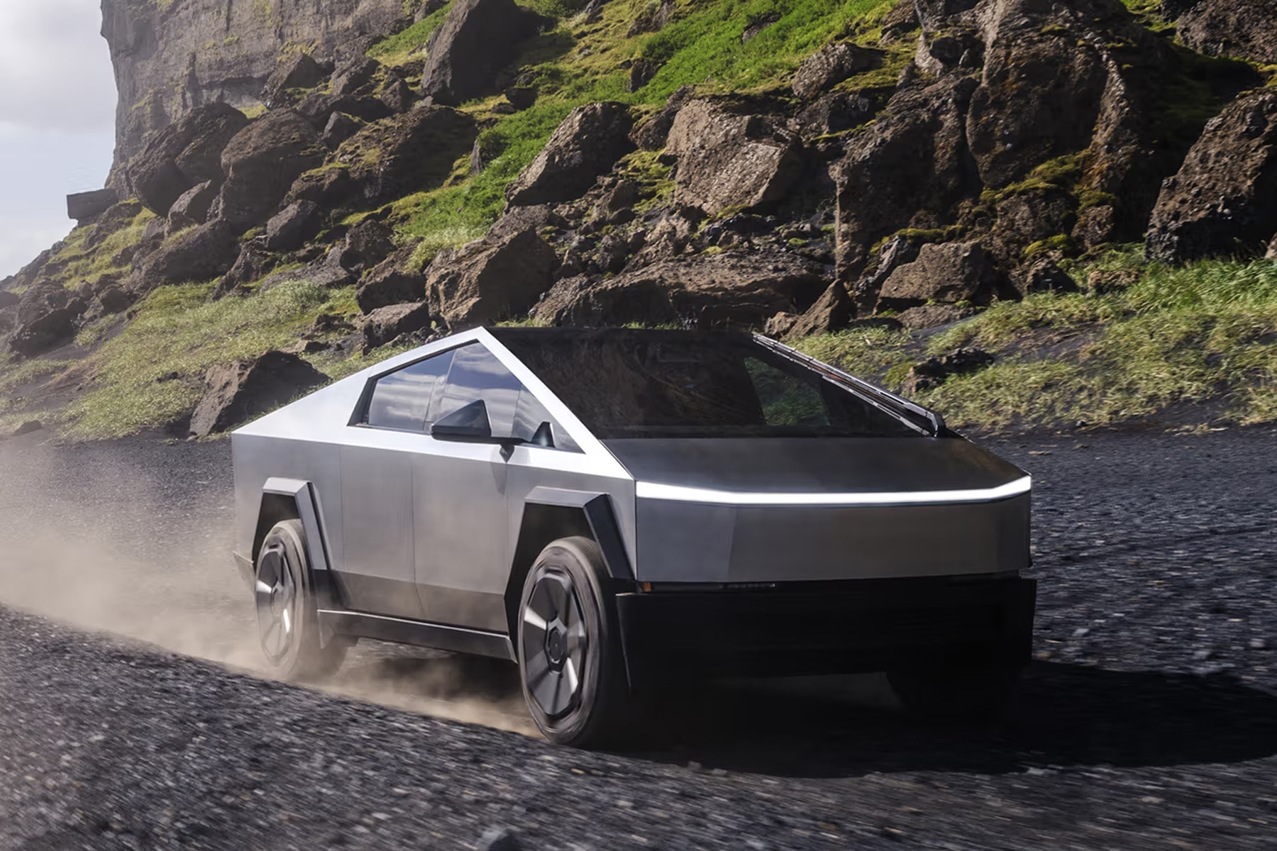 Tesla 因「踏板移位陷入内装」可能性召回全数 Cybertruck