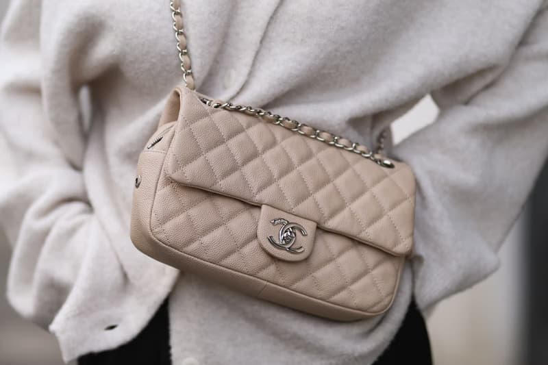 自 2020 年以来，Chanel 首次出现销售额下滑