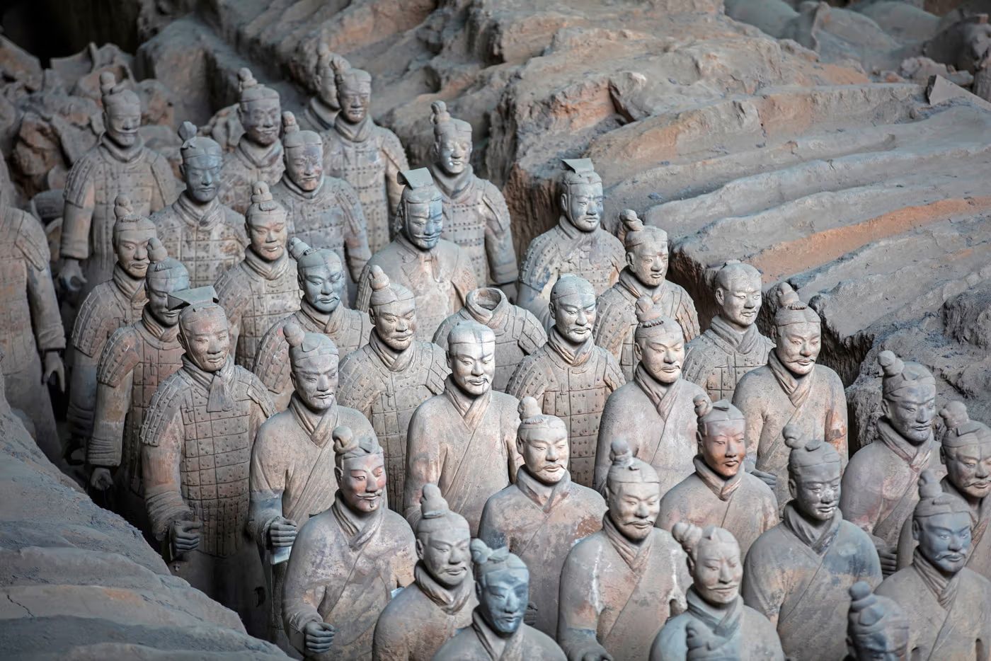 消息称有游客违规破坏两尊兵马俑