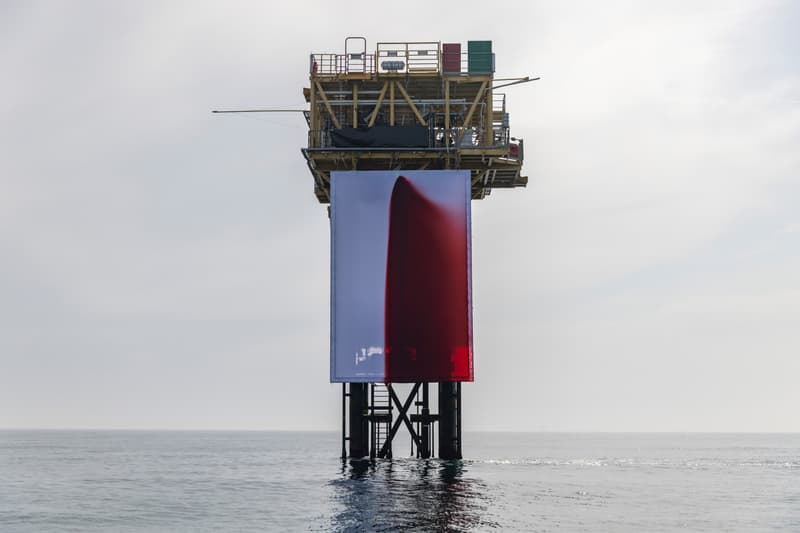 Anish Kapoor 率同 Greenpeace 攀上北海钻井架，血红巨作《BUTCHERED》直斥化石燃料暴行