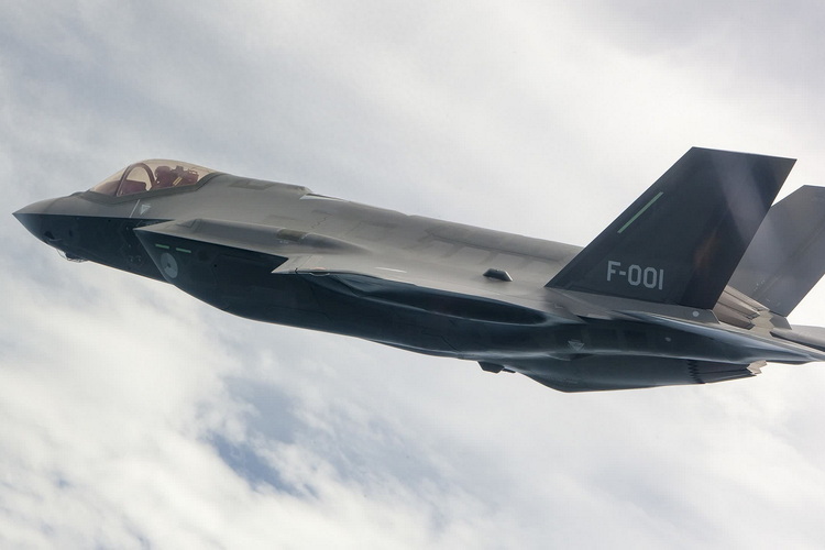 美国空军 F-35 战机飞行员与洛克希德工程师进行 50 分钟电话会议后依然坠毁