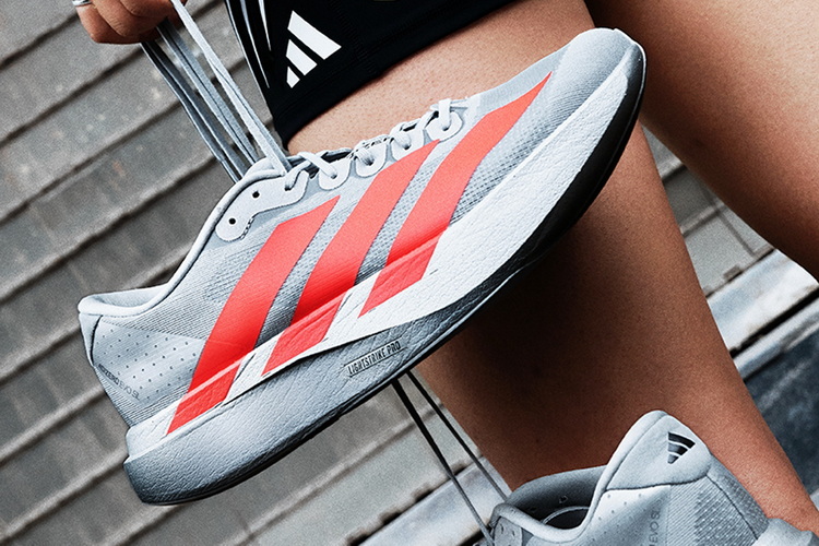 adidas ADIZERO EVO SL 实力获评《跑者世界》「2025年度最佳竞训跑鞋」称号